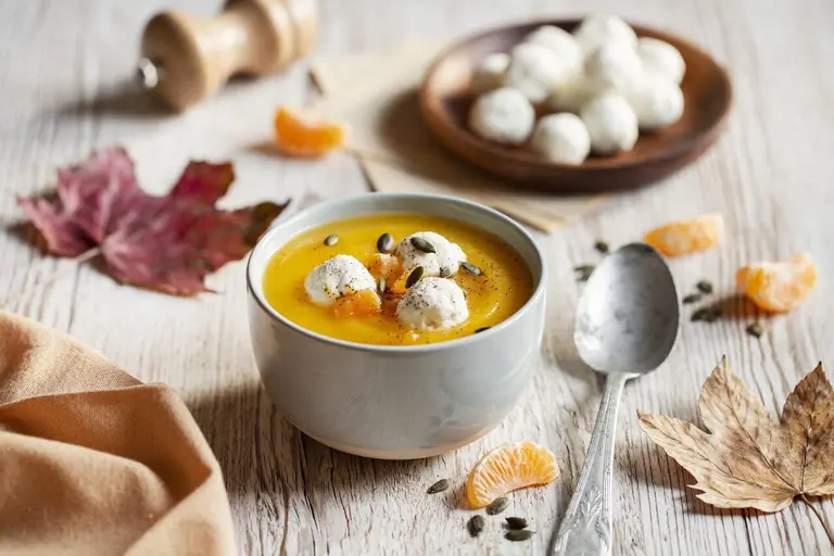 Velouté de butternut à la clémentine et billes de chèvre
