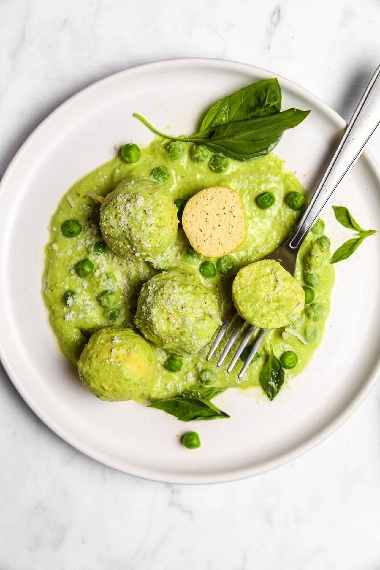 Boulettes de ricotta vegan et sauce aux pois verts