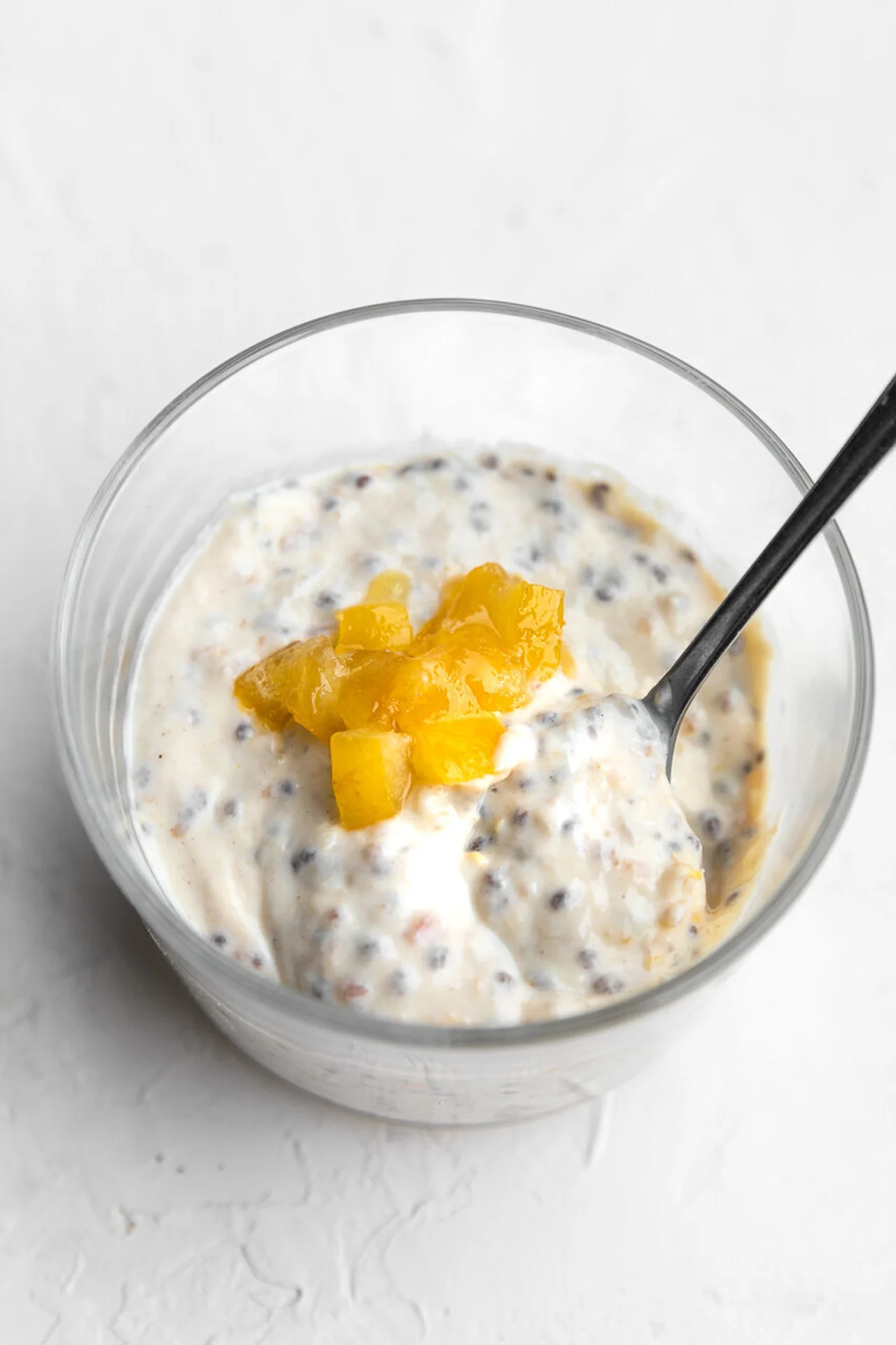 Crème citronnée au tofu soyeux, chia et dattes