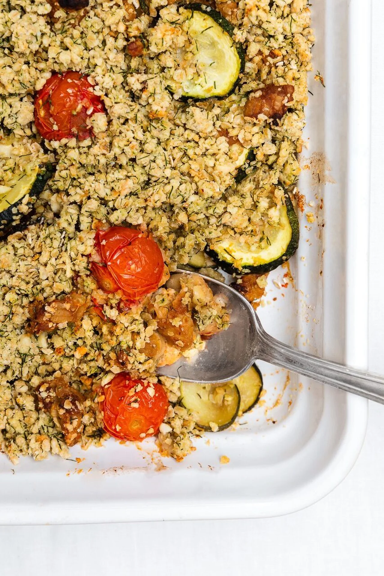 Crumble salé au tempeh, courgettes et tomates
