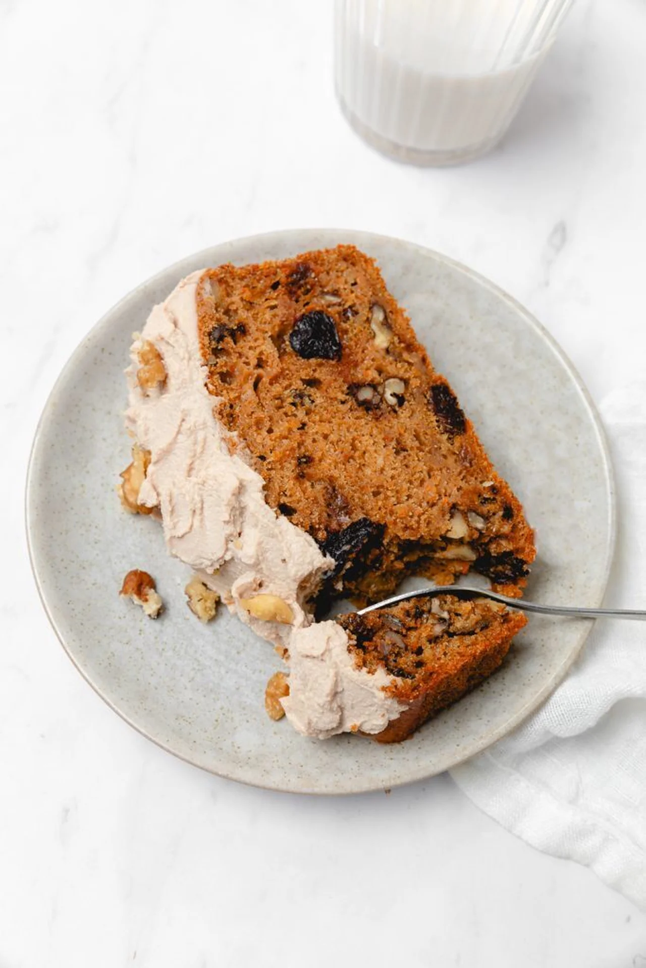 Gâteau aux carottes et glaçage au tahini et miso