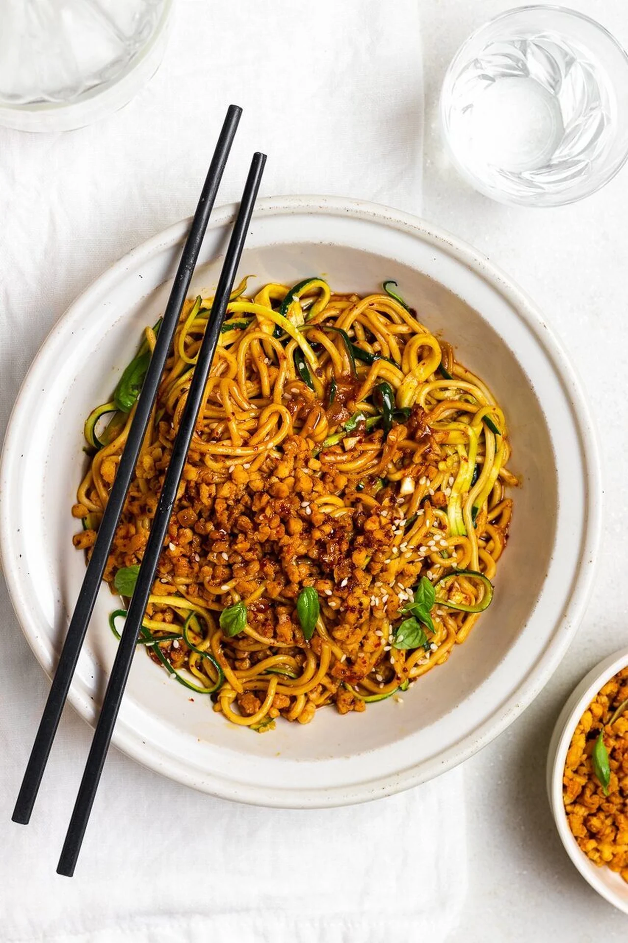 Nouilles sautées aux émincés de soja et sauce épicée