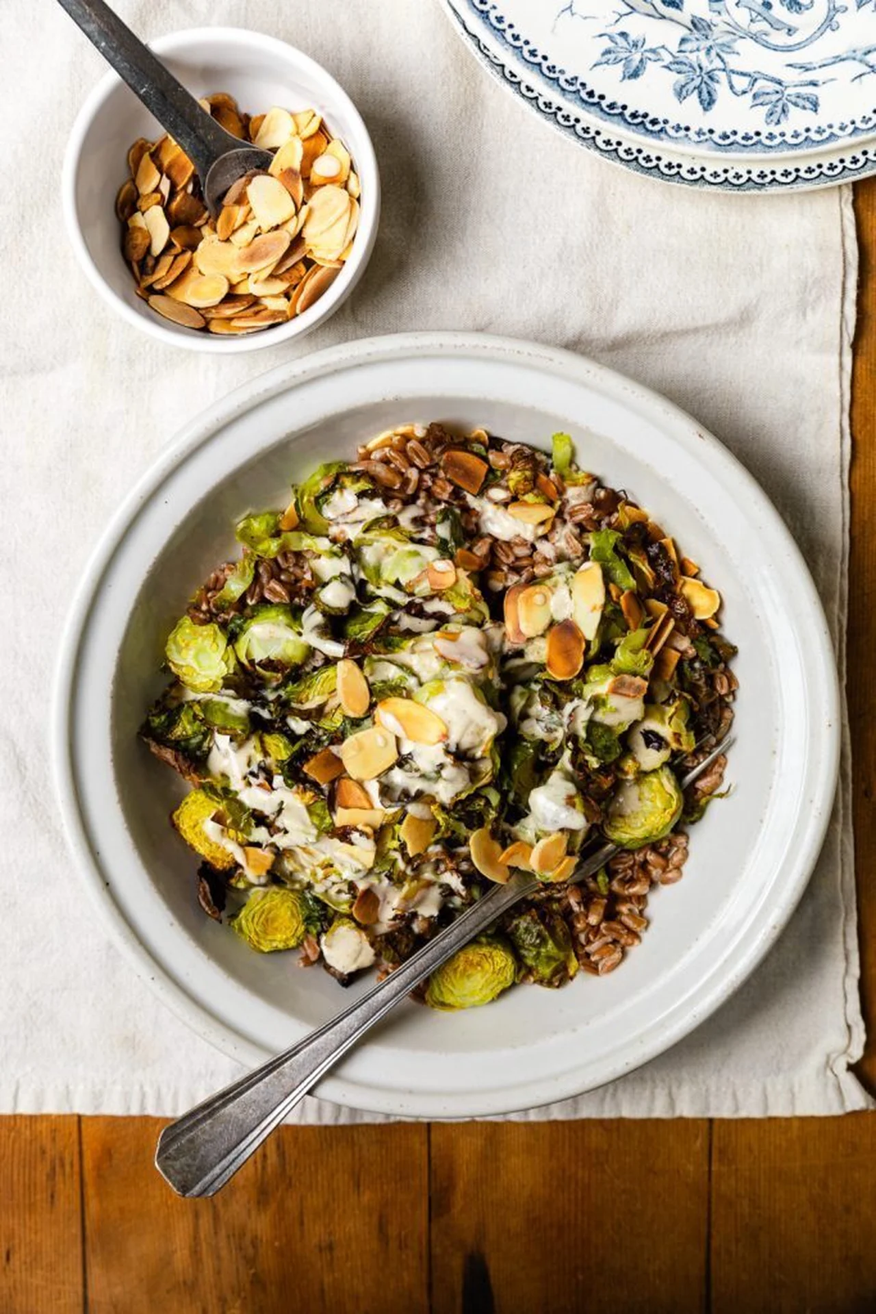 Salade d'épeautre aux choux de Bruxelles et tahini