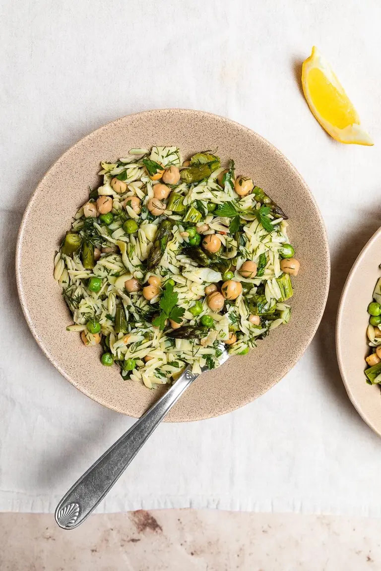 Salade d'orzo et asperges grillées printanière