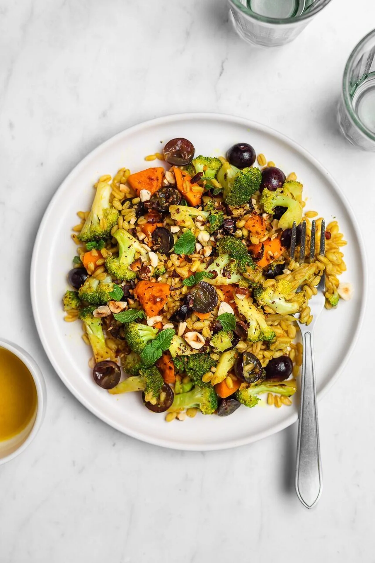 Salade de blé aux légumes grillés au curry