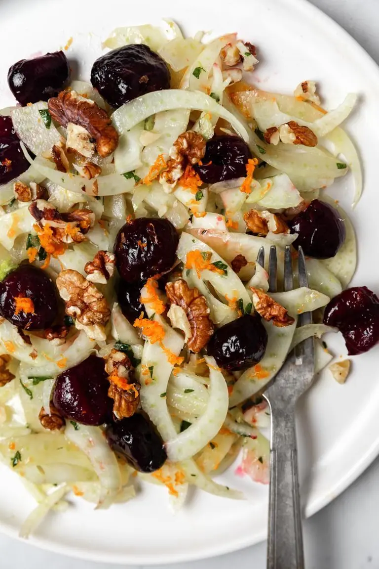 Salade de fenouil, cerises grillées et noix