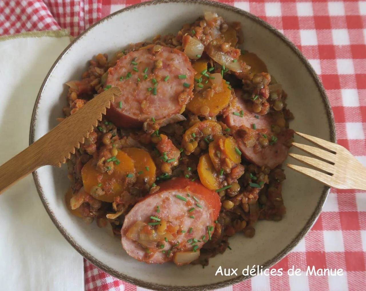 Lentilles à la pulpe de tomate, carotte et saucisson à l'ail
