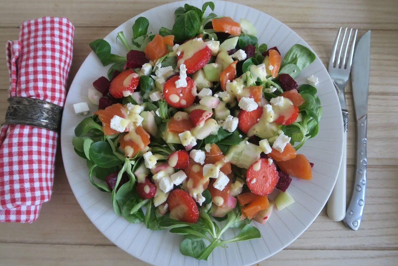 Salade truite fumée, betterave, concombre et fraises