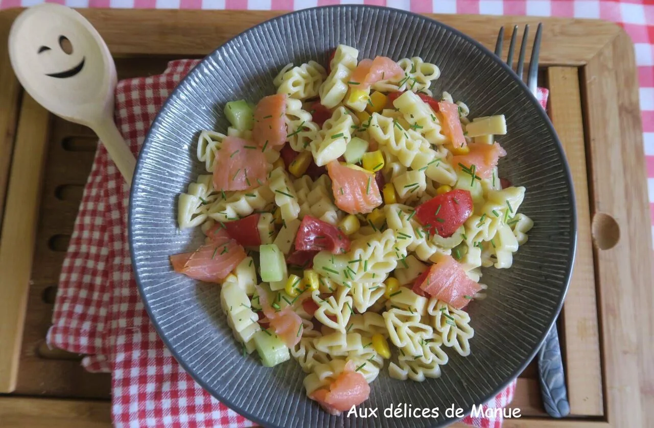 Salade de pâtes aux tomates, concombre et saumon fumé