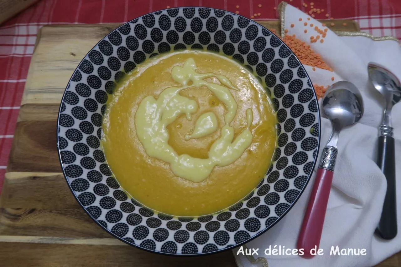 Velouté de butternut aux lentilles corail et crème de maïs
