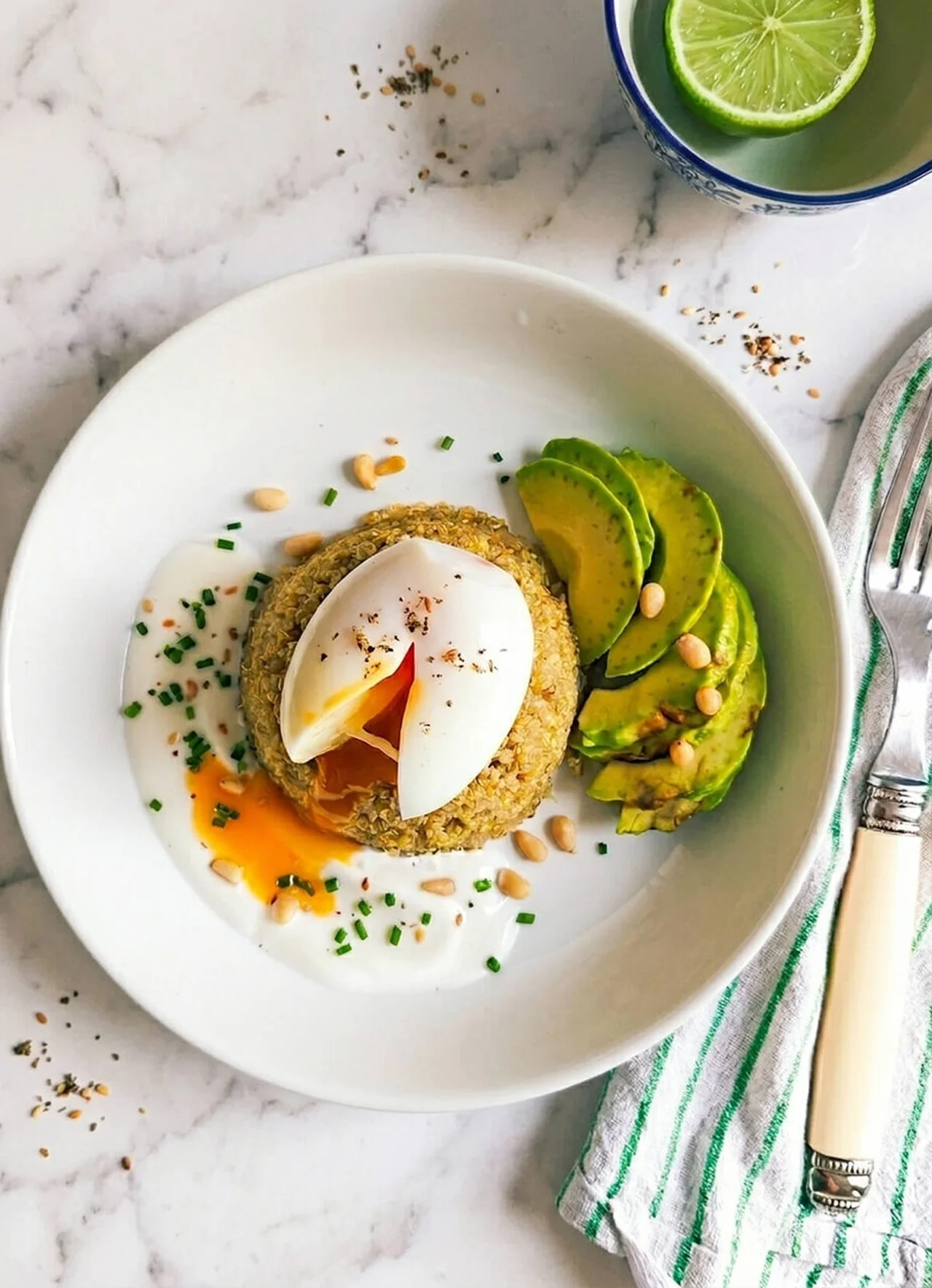 Bowl de quinoa, avocat et œuf mollet