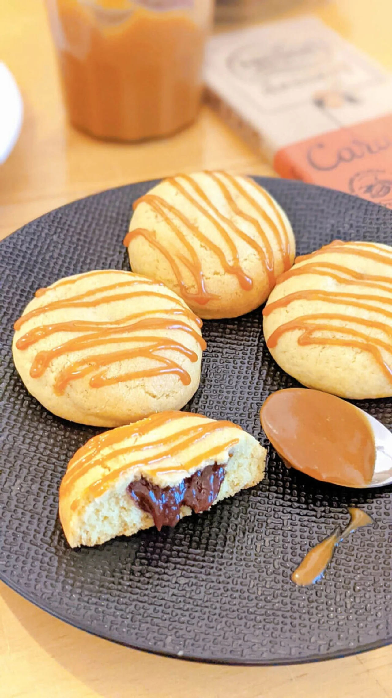 Sablés fourrés au caramel et chocolat