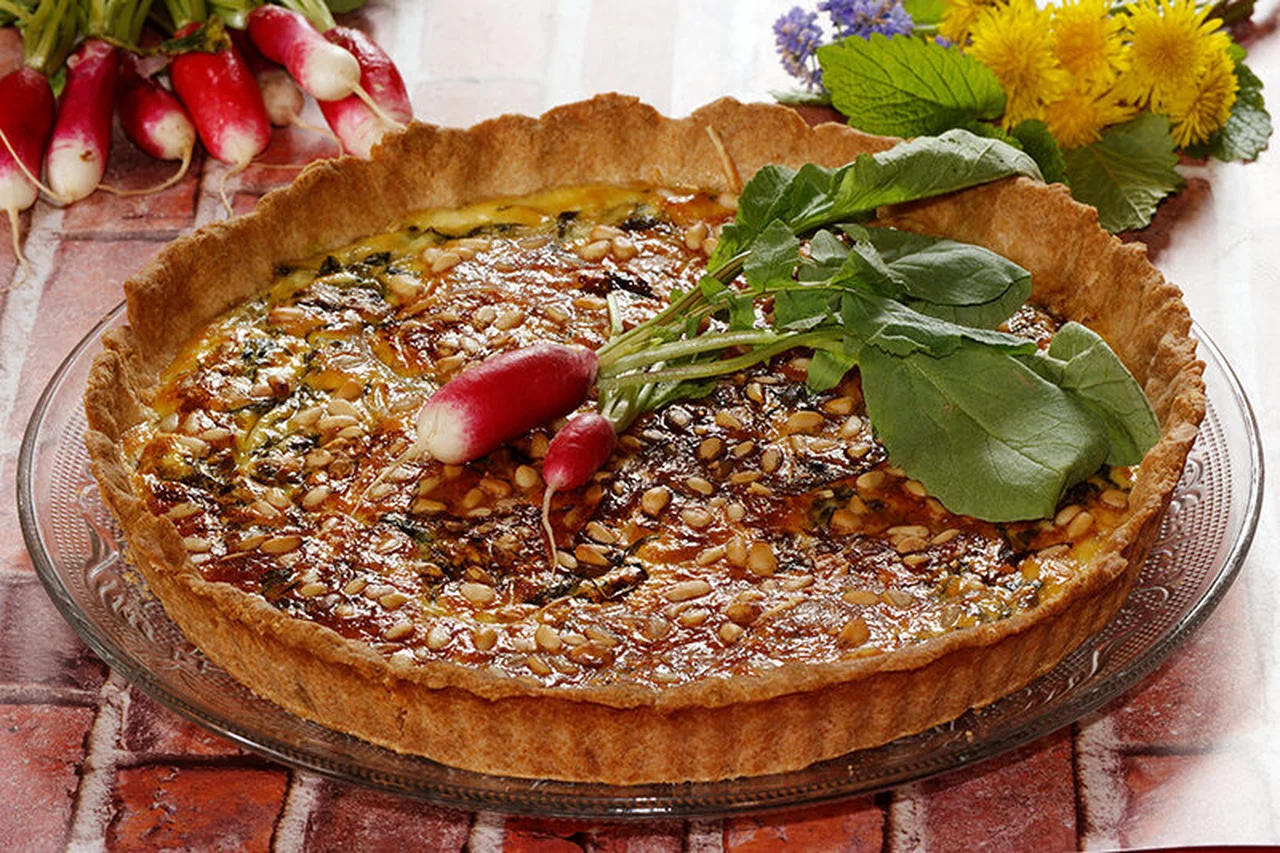 Tarte aux fanes de radis et pignons
