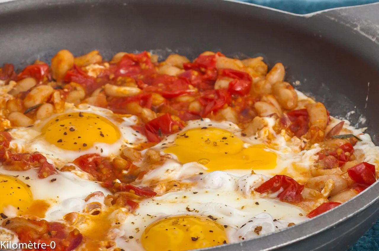 Haricots blancs aux tomates cerises et oeufs au plat
