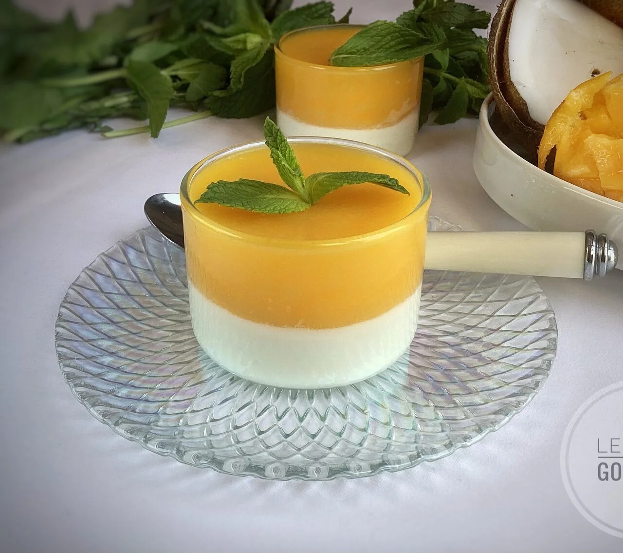 Crèmes à la mangue et au lait de coco
