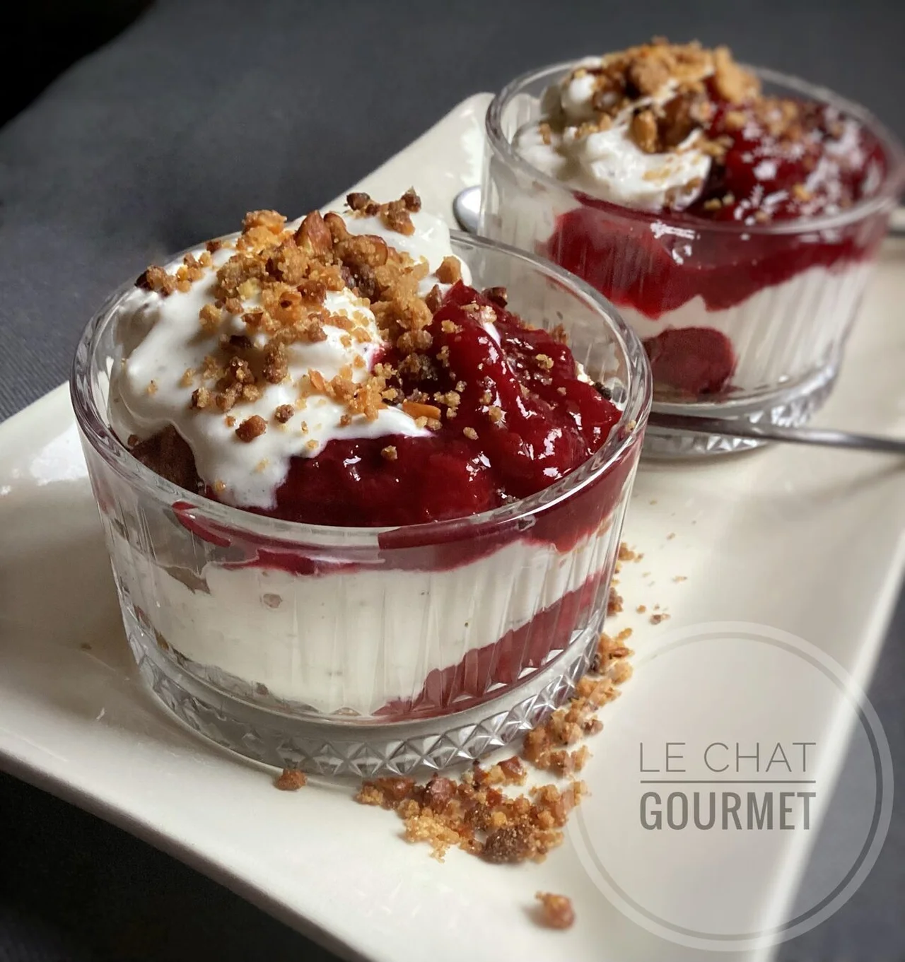 Crumble aux noix, compote de fruits et crème