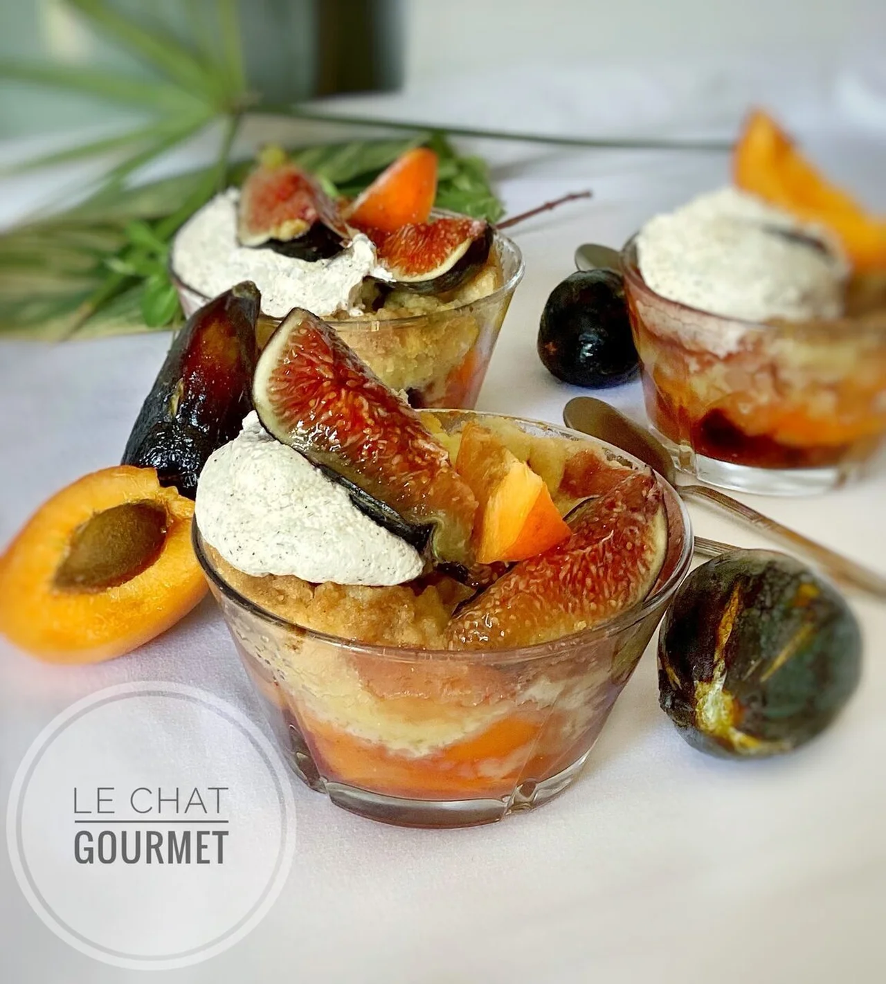 Crumble figue abricot, crème fouettée à la cannelle
