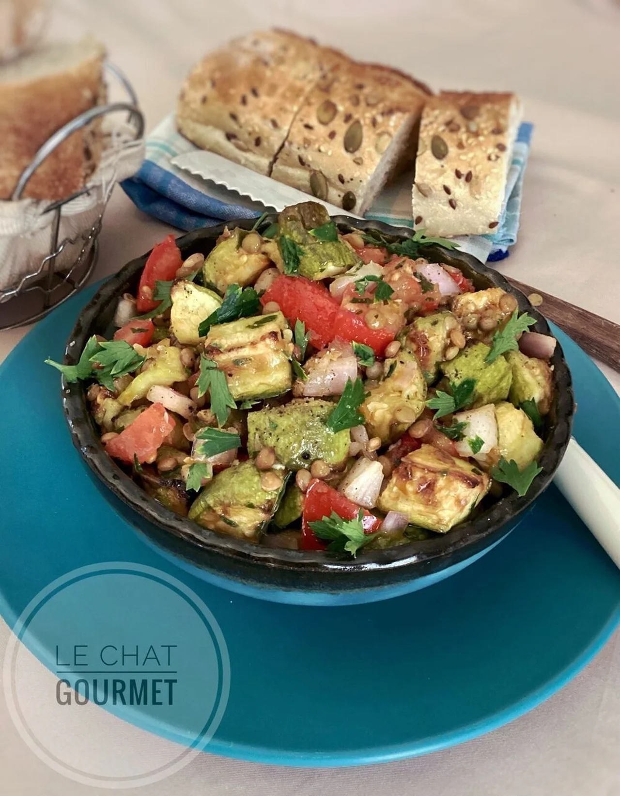 Salade de courgettes rôties, lentilles et tomates