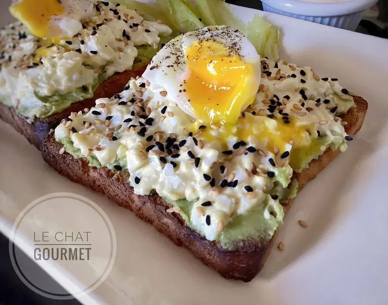 Toasts à l'avocat et aux œufs