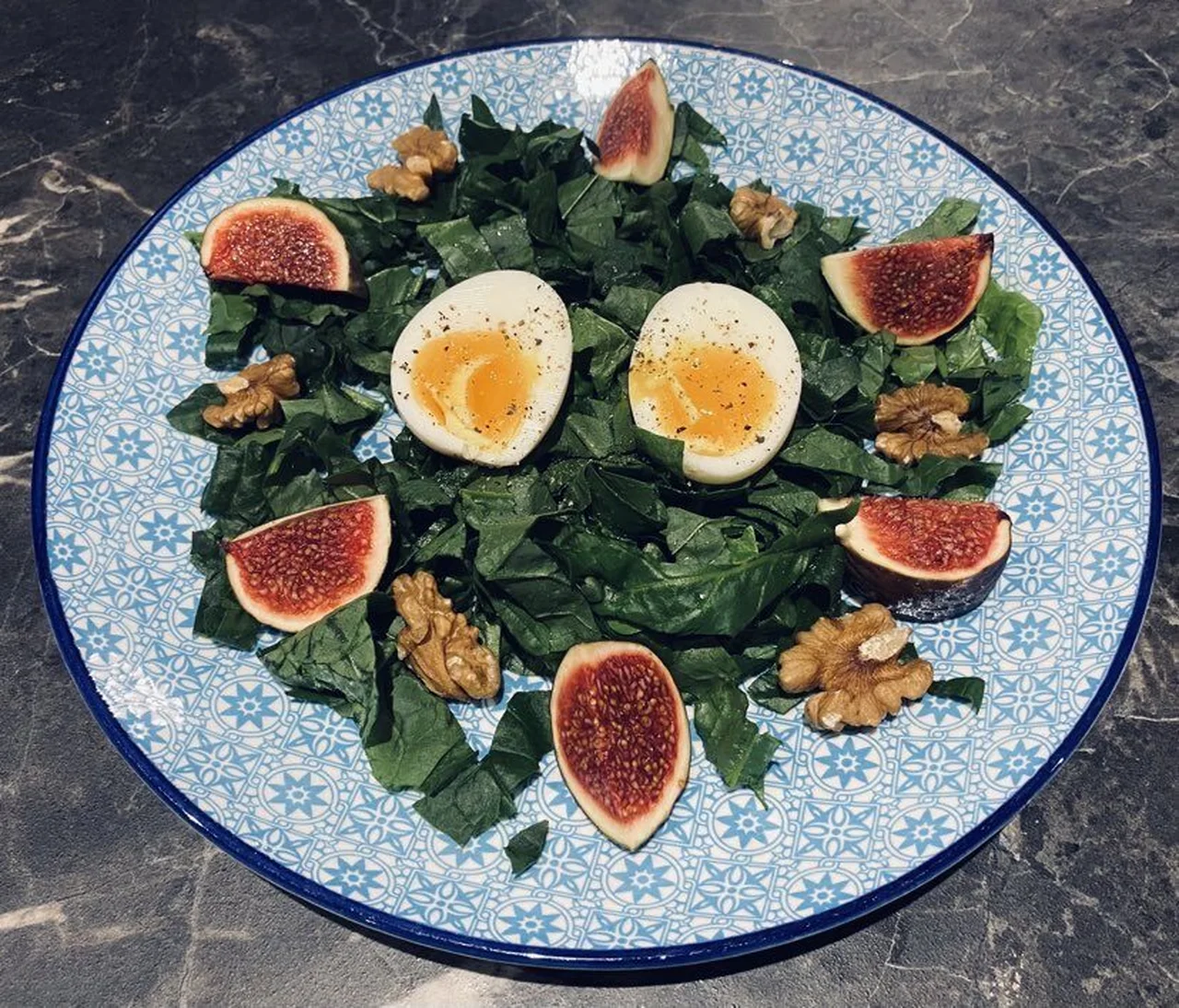 Salade d'épinards, oeufs mollets, figues et noix