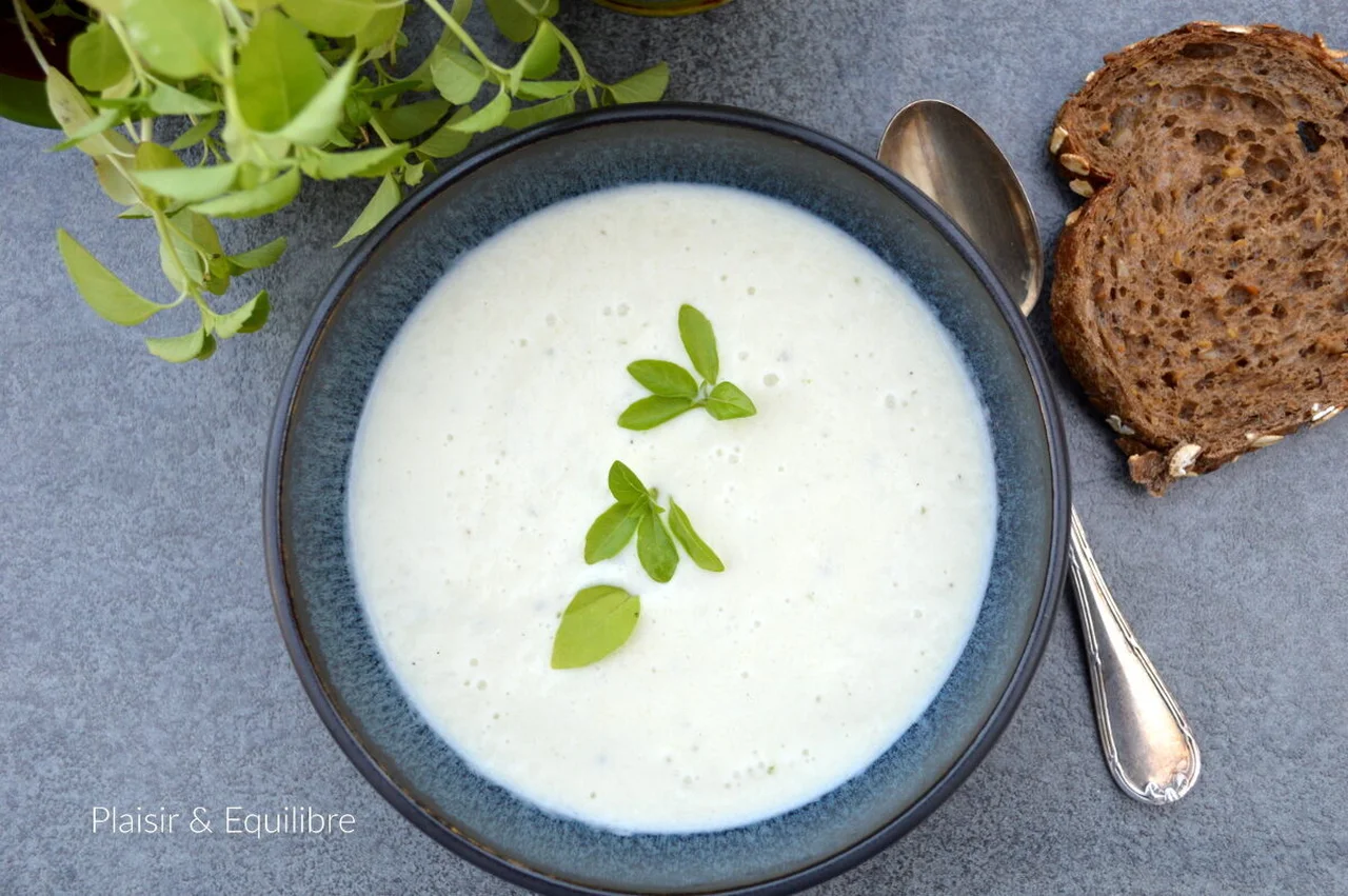 Soupe froide de courgette à la ricotta et au basilic