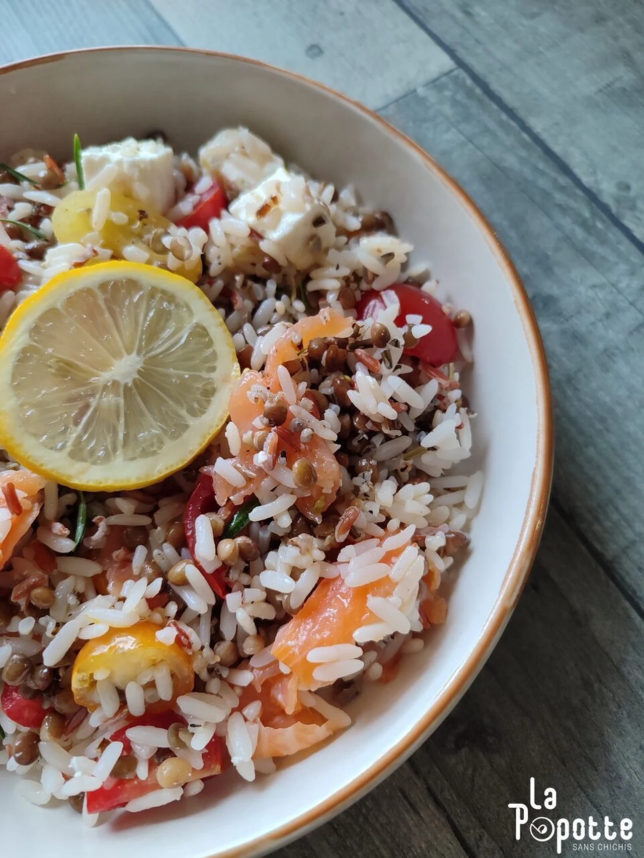 Salade aux trois riz, lentilles et saumon