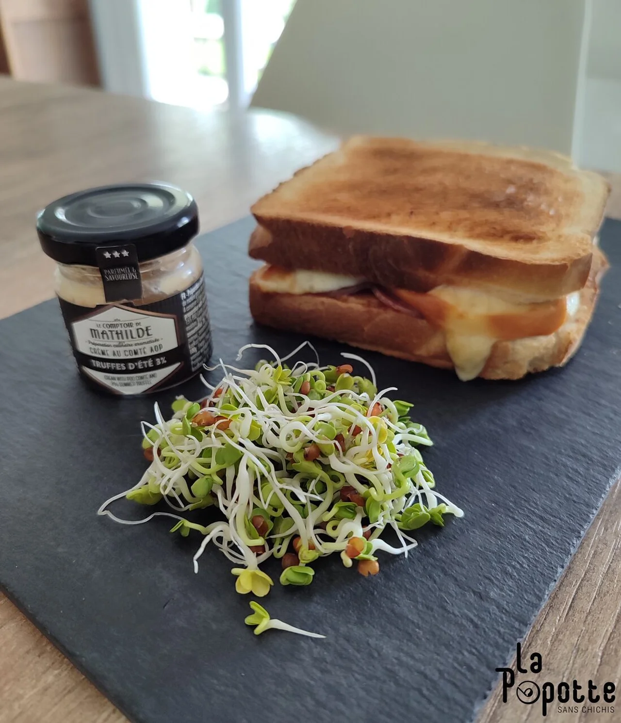 Sandwich scarmoza, coppa et truffe d'été