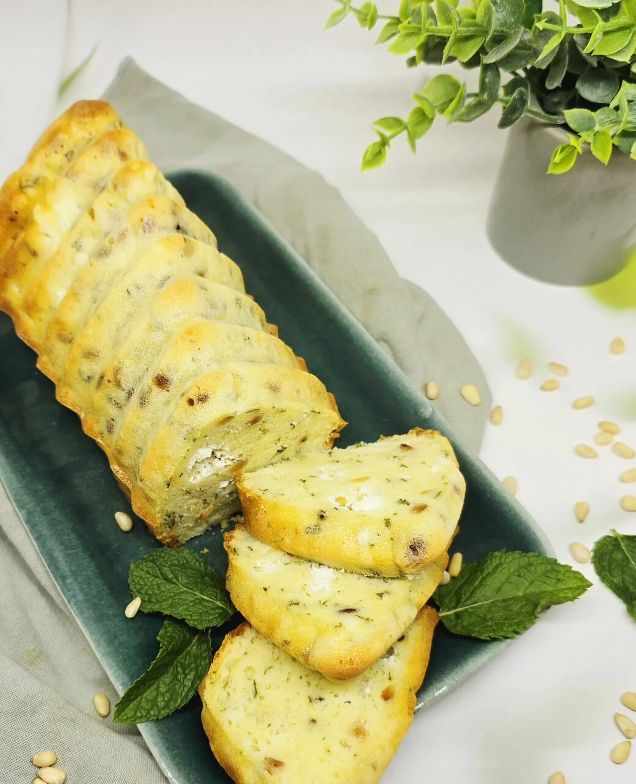 Cake au chèvre, menthe et pignons