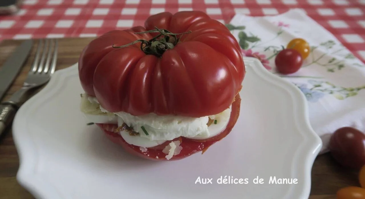 Burger tomate froid à l'œuf, lomo et mozzarella