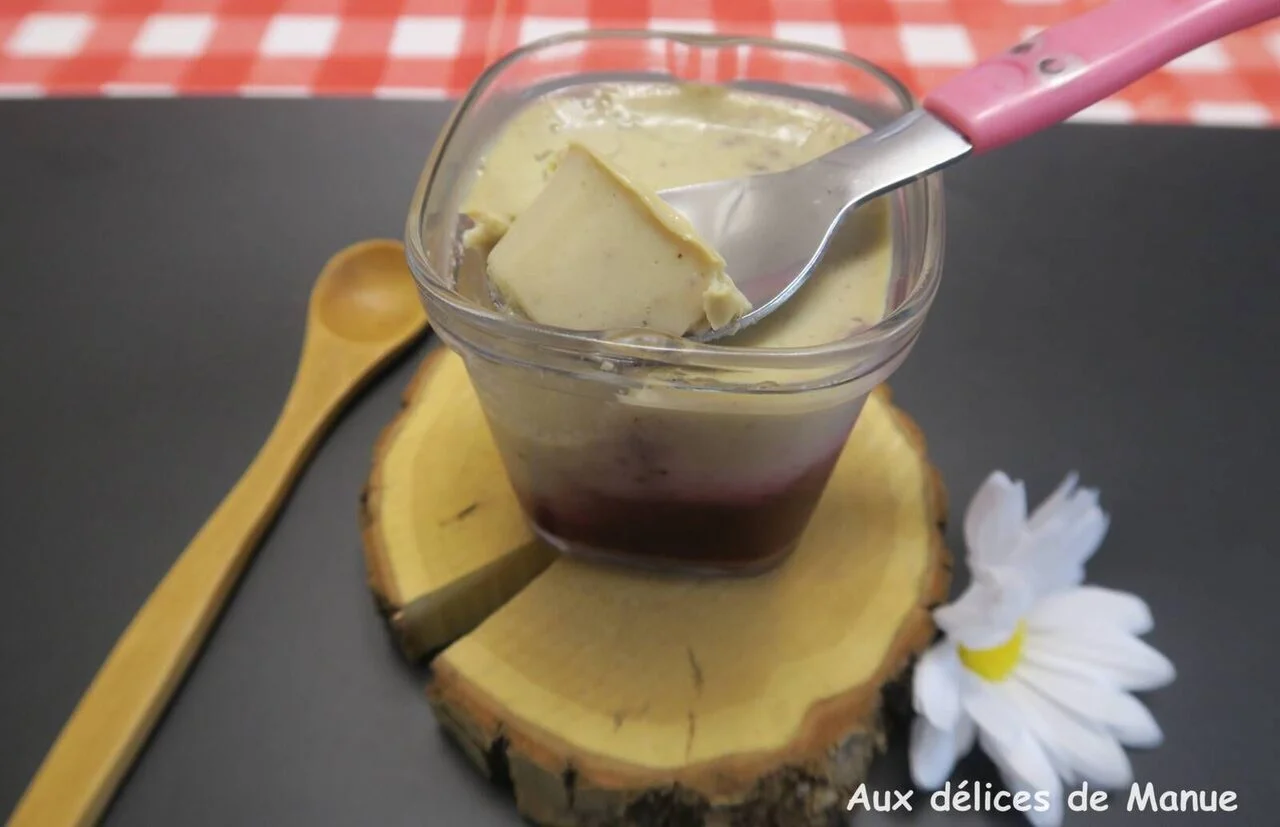Crèmes à la pistache sur lit de fruits rouges