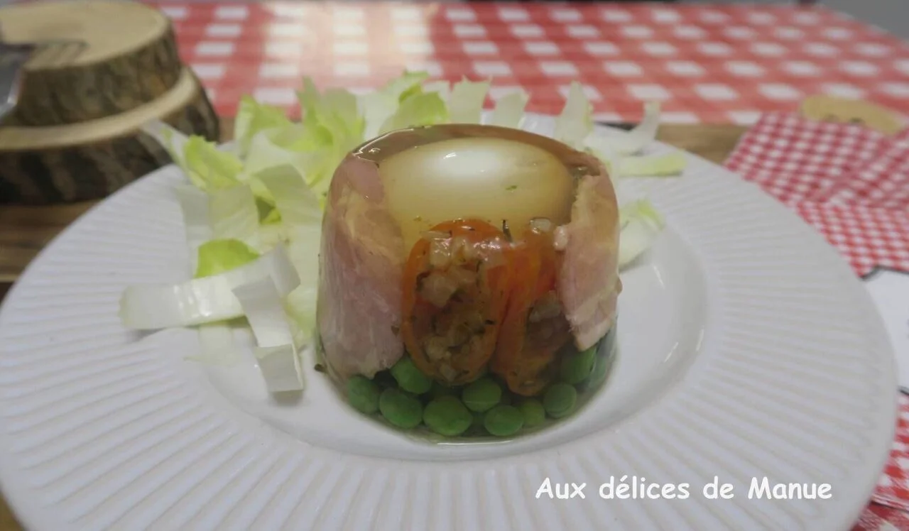 Œuf mollet en gelée à la poitrine fumée et petits pois