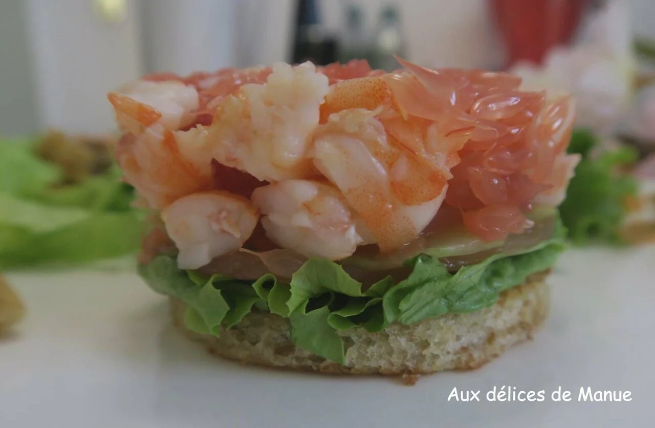 Salade de crevettes au pamplemousse et saumon fumé