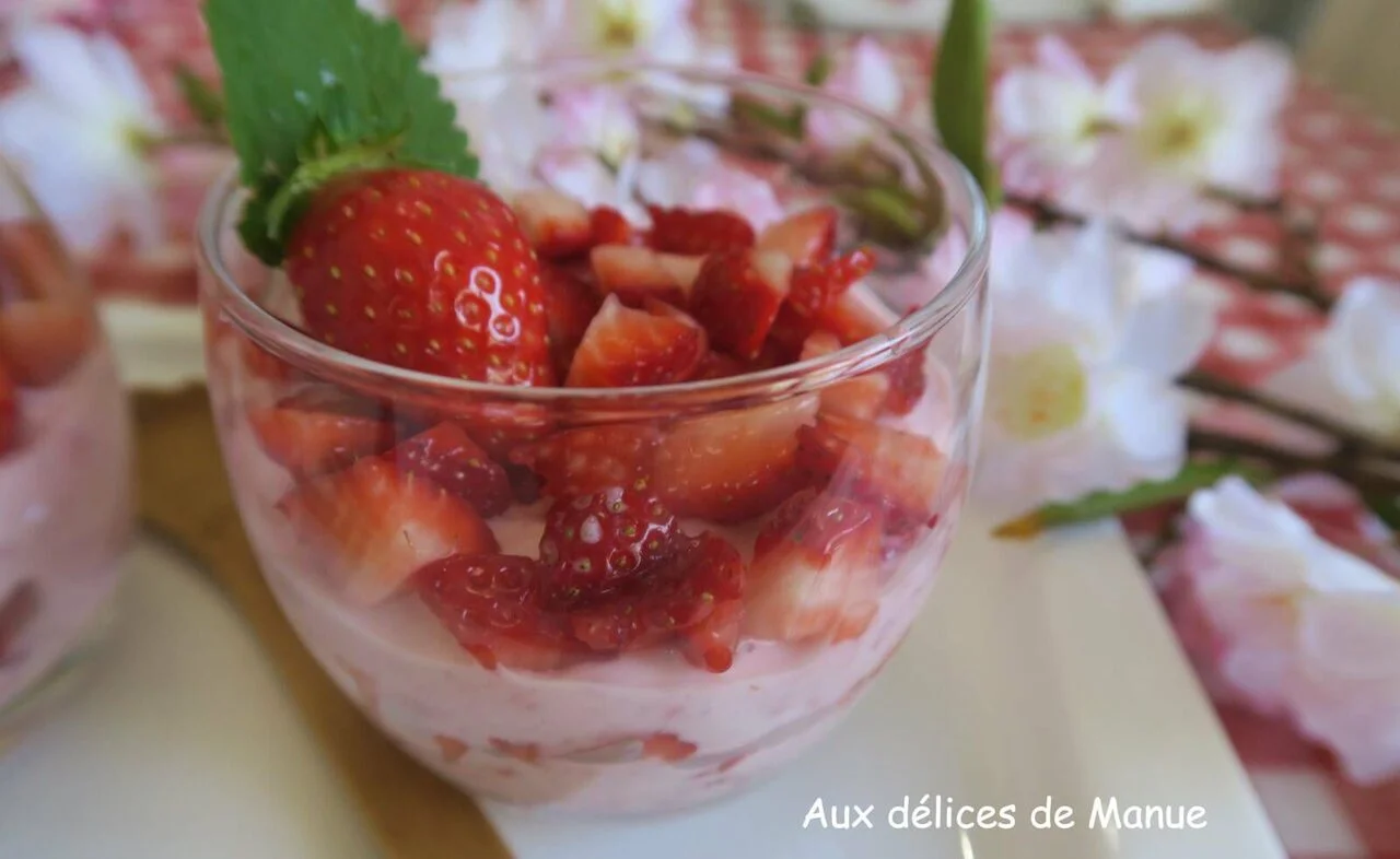 Verrine de fraises au skyr à l'écrasé de fraises