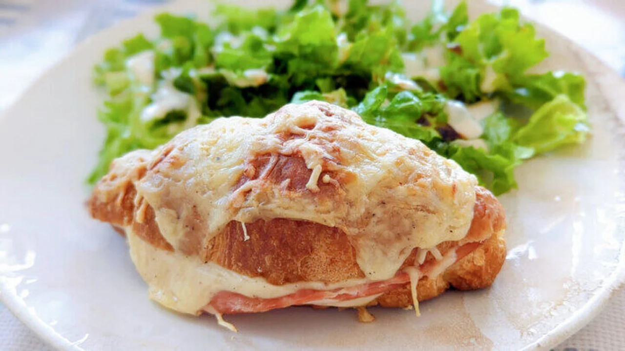 Croissant au jambon et fromage fondu