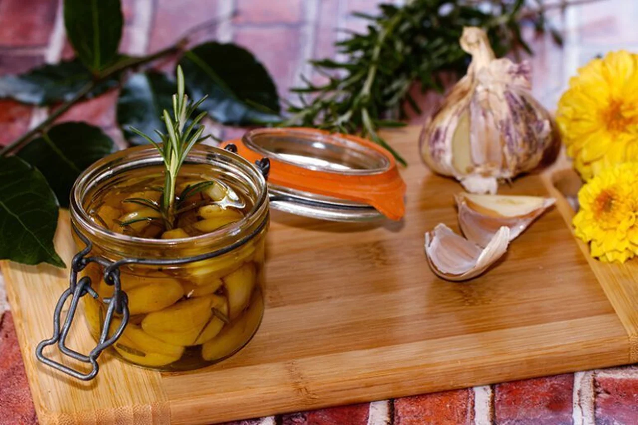 Ail confit aux herbes du jardin