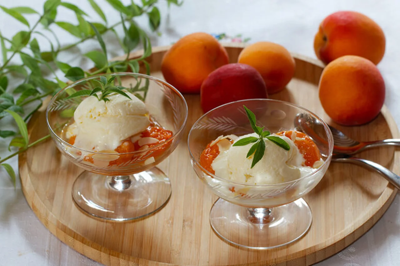 Glace à la verveine sur abricots rôtis