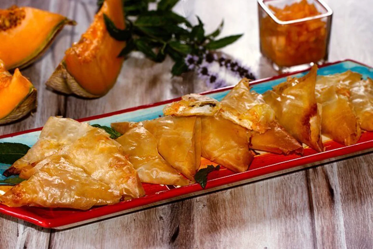 Samoussas de melon, chèvre frais, menthe et pignons