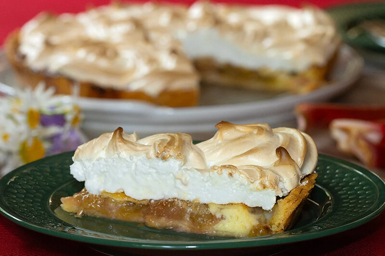 Tarte à la rhubarbe meringuée