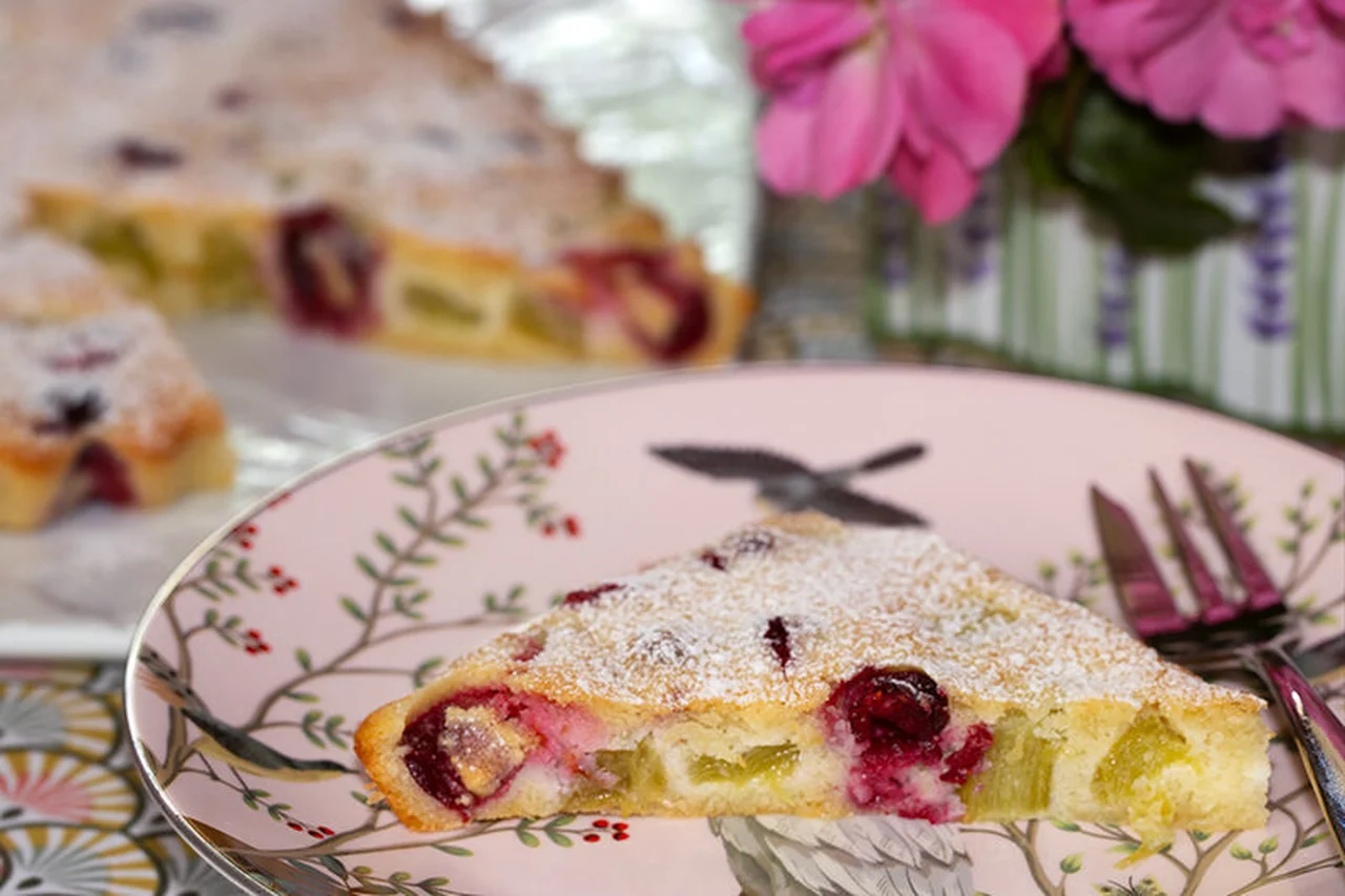 Tarte financière à la rhubarbe et aux canneberges