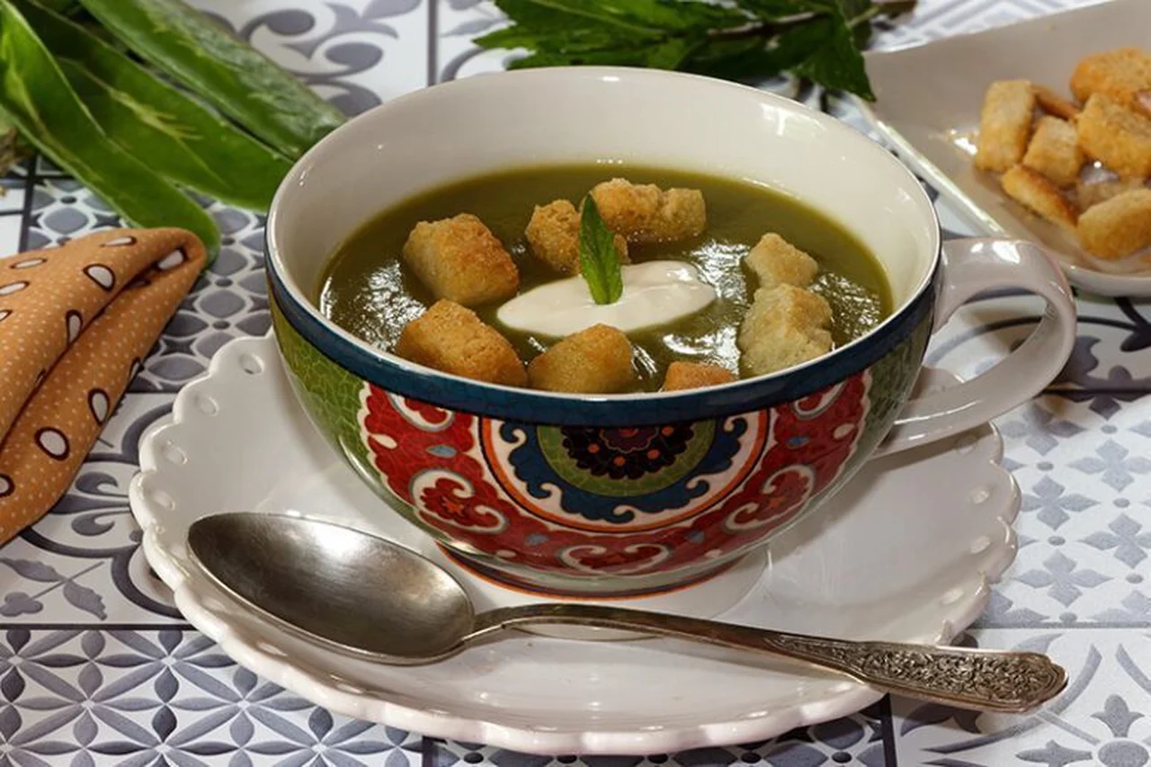 Velouté de cosses de petits pois à la menthe