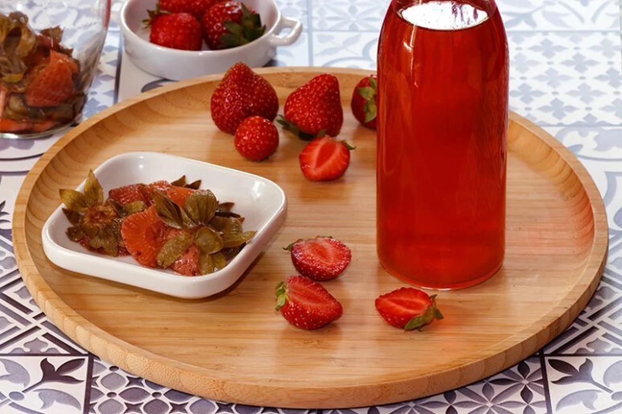 Vinaigre de queues de fraises