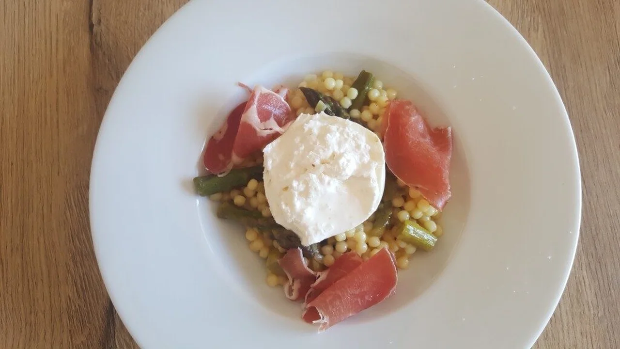 Risotto de pâtes perle, asperges et burrata
