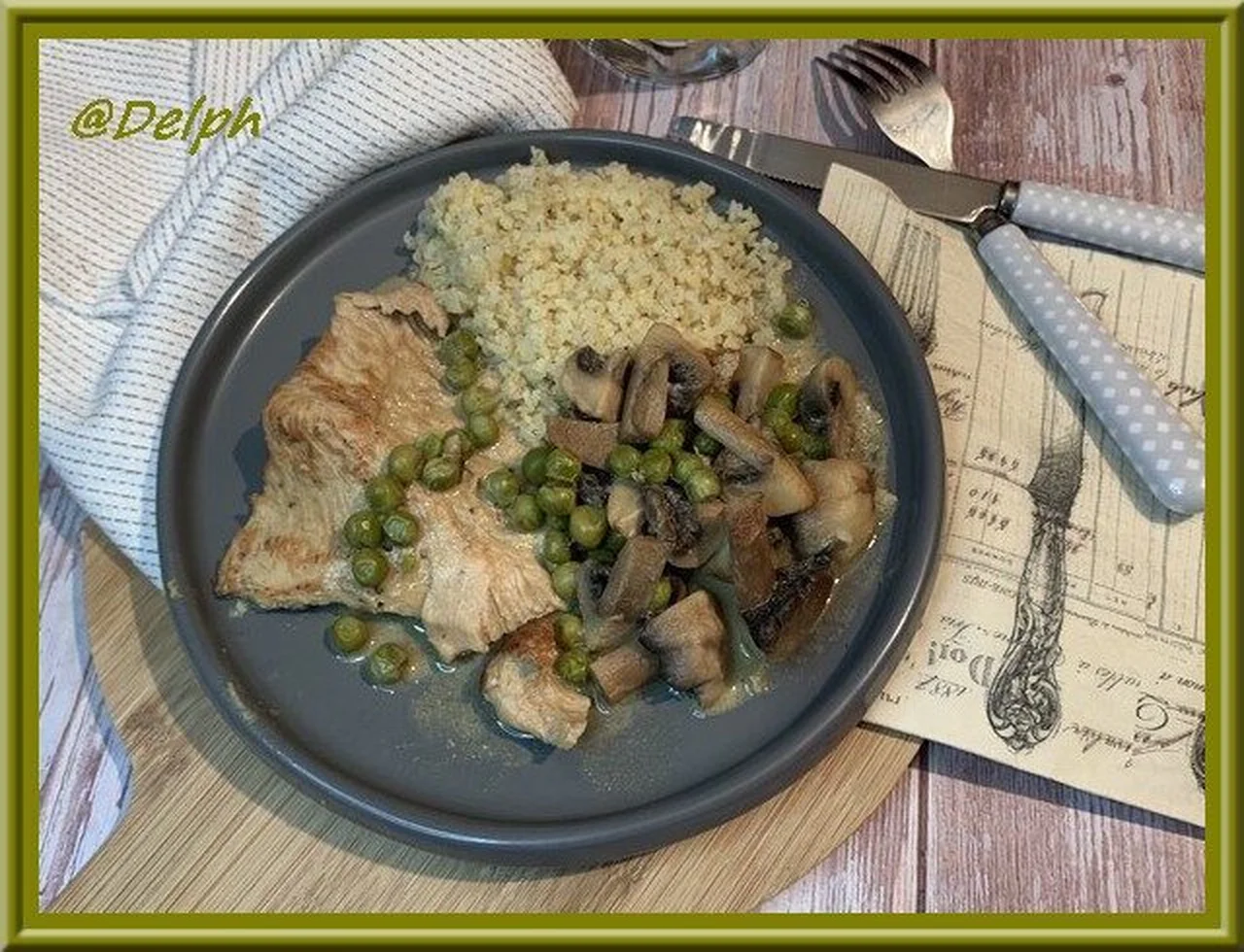 Dinde à la moutarde, petits pois et champignons