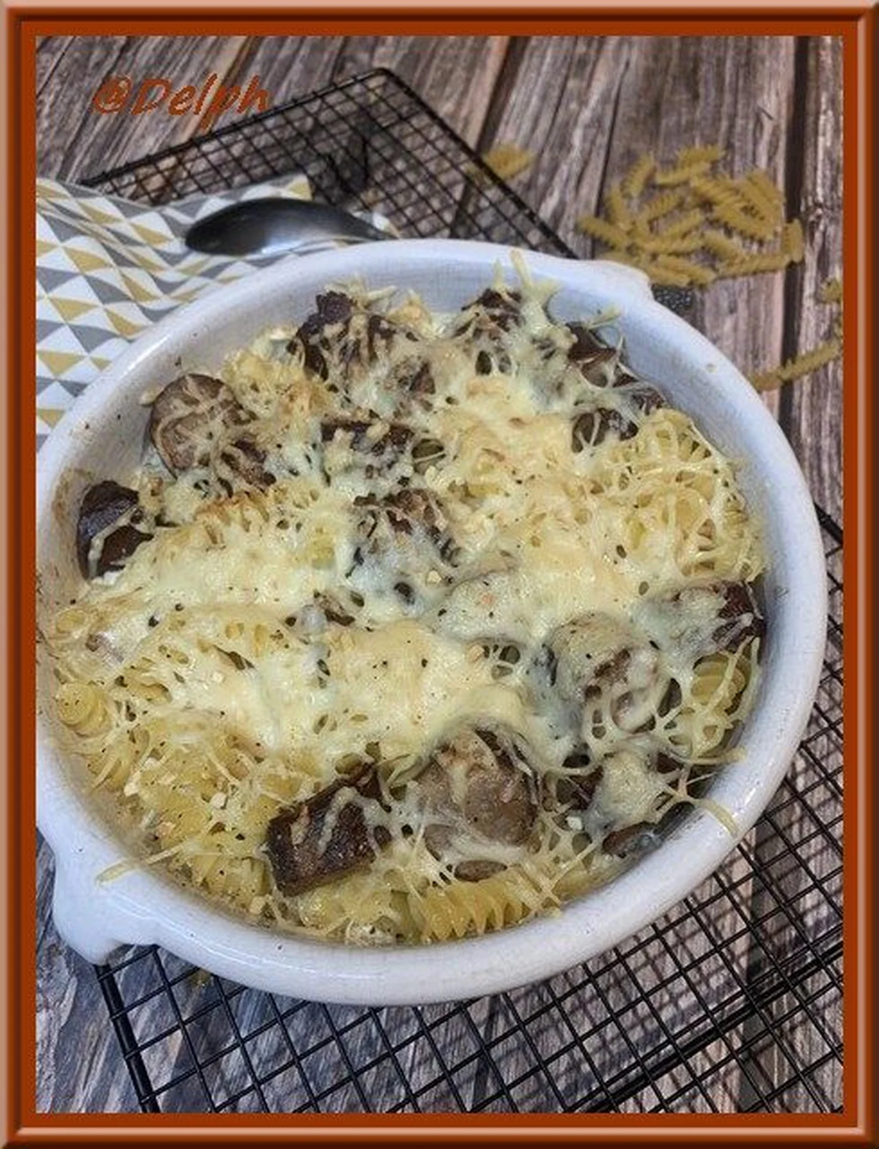 Gratin de pâtes, saucisses fumées à la crème de Comté