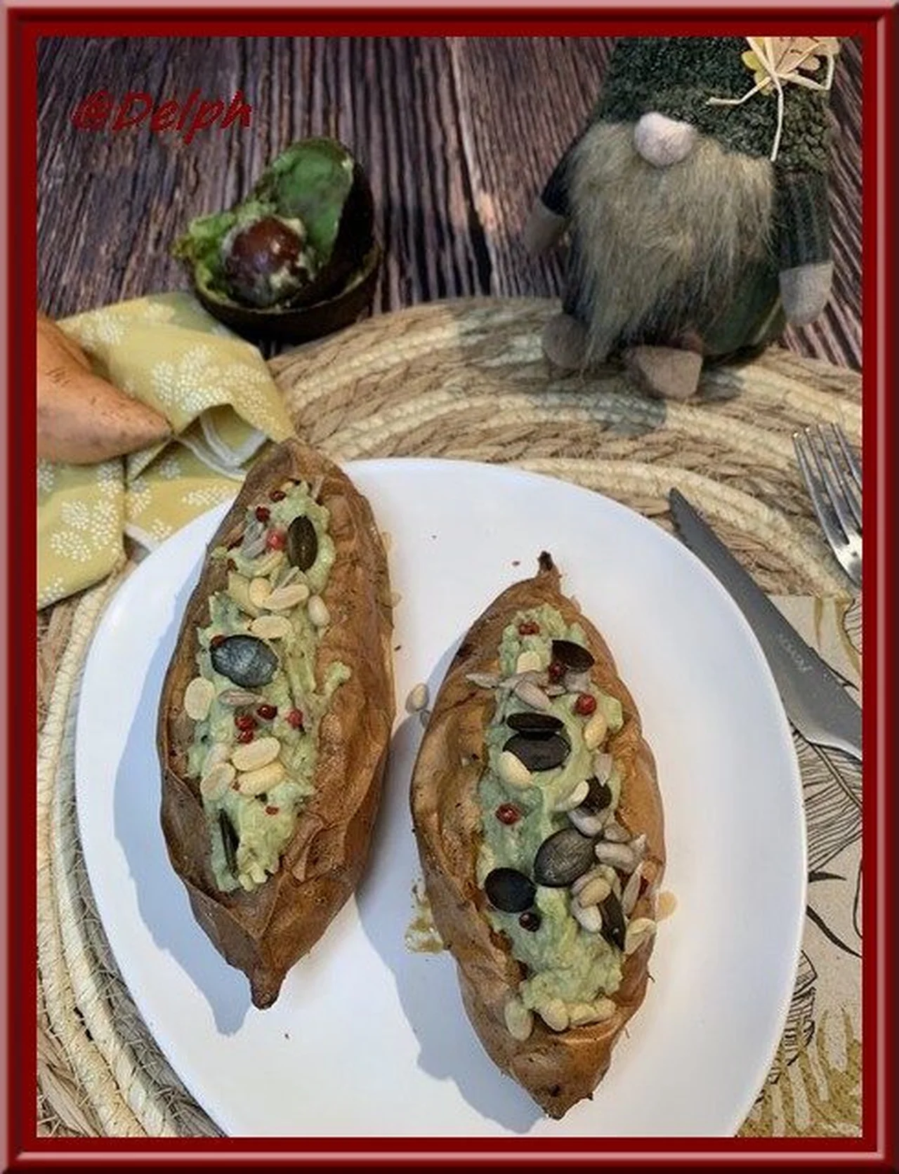 Patate douce rôtie farcie à la purée d'avocat