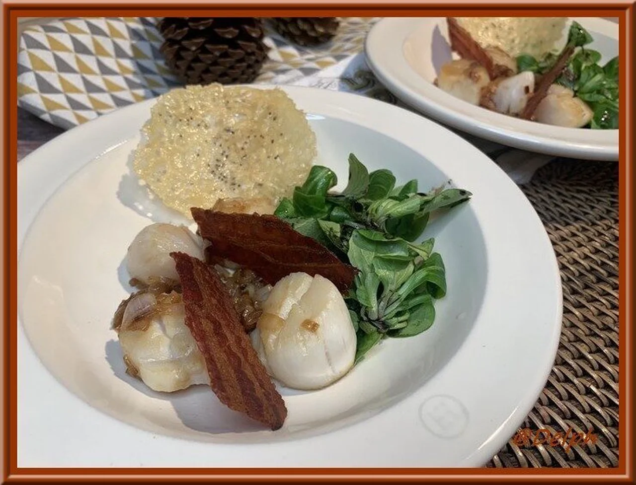 Poêlée de Saint-Jacques, tuiles de parmesan et chips de lard