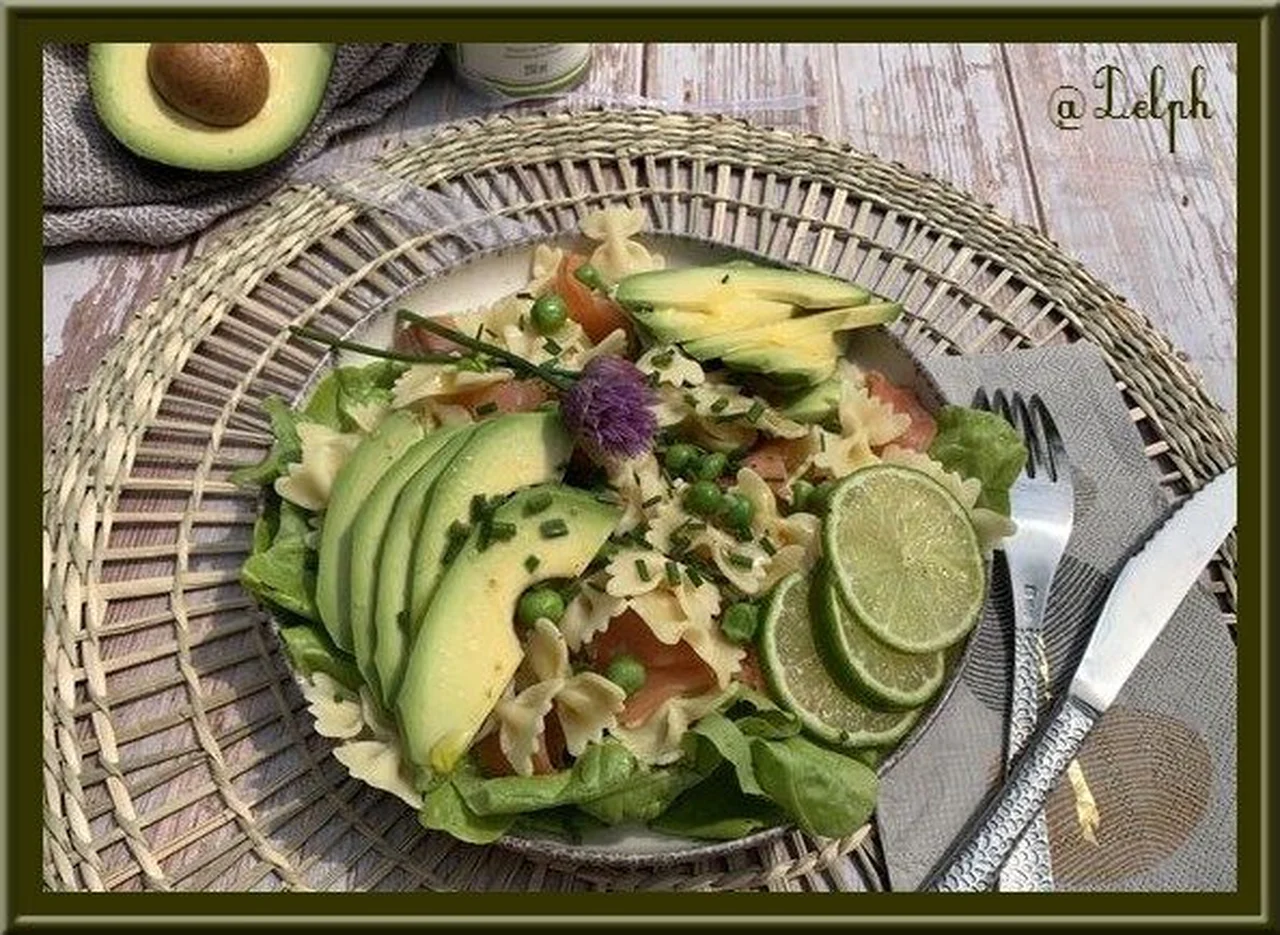 Salade de farfalle à l'avocat et saumon