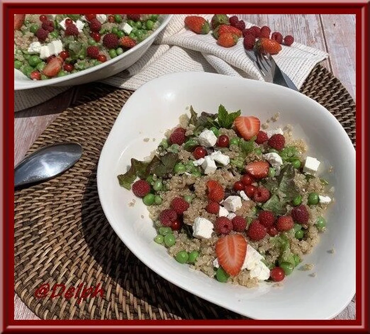 Salade de quinoa, petits pois et fruits rouges