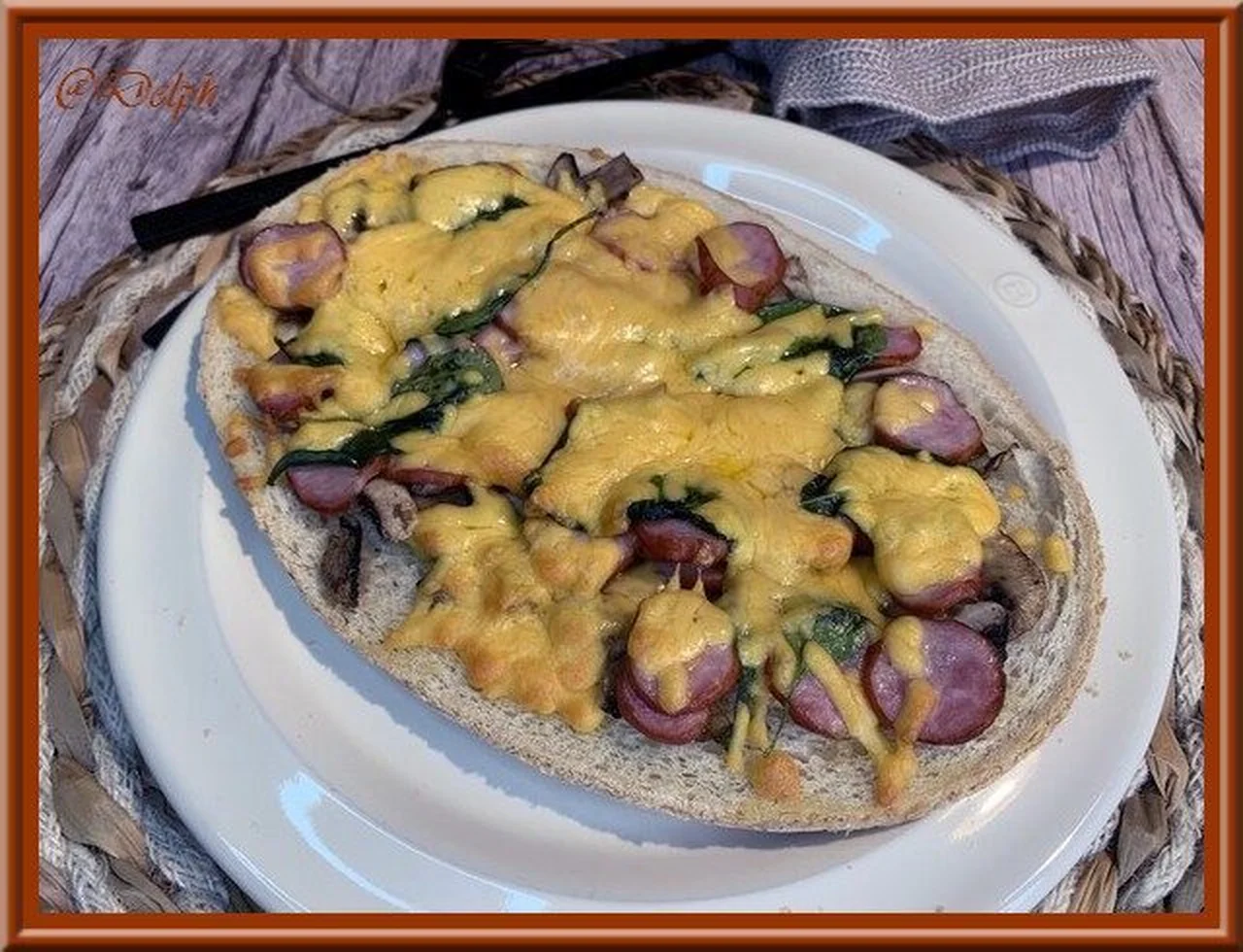 Tartine champignons, saucisse fumée et cheddar