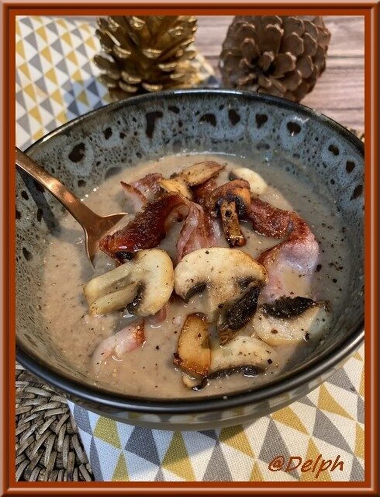 Velouté de champignons et châtaignes au lard grillé